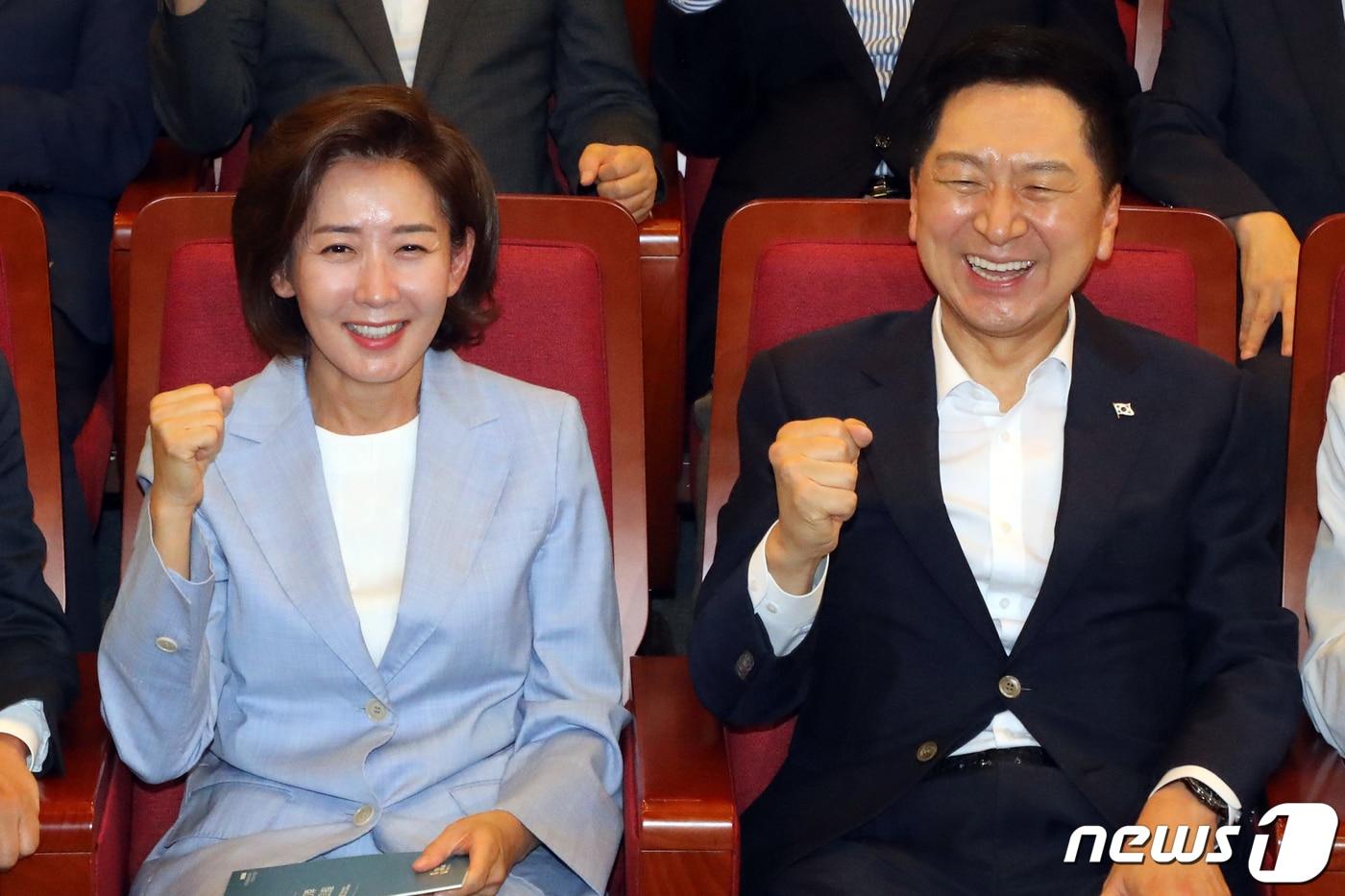 본문 이미지 - 국민의힘 김기현 대표와 나경원 전 의원이 24일 오후 서울 여의도 국회도서관에서 열린 '인구와 기후, 그리고 내일(PACT)' 포럼 창립식에서 파이팅을 외치고 있다. 2023.8.24/뉴스1 ⓒ News1 황기선 기자