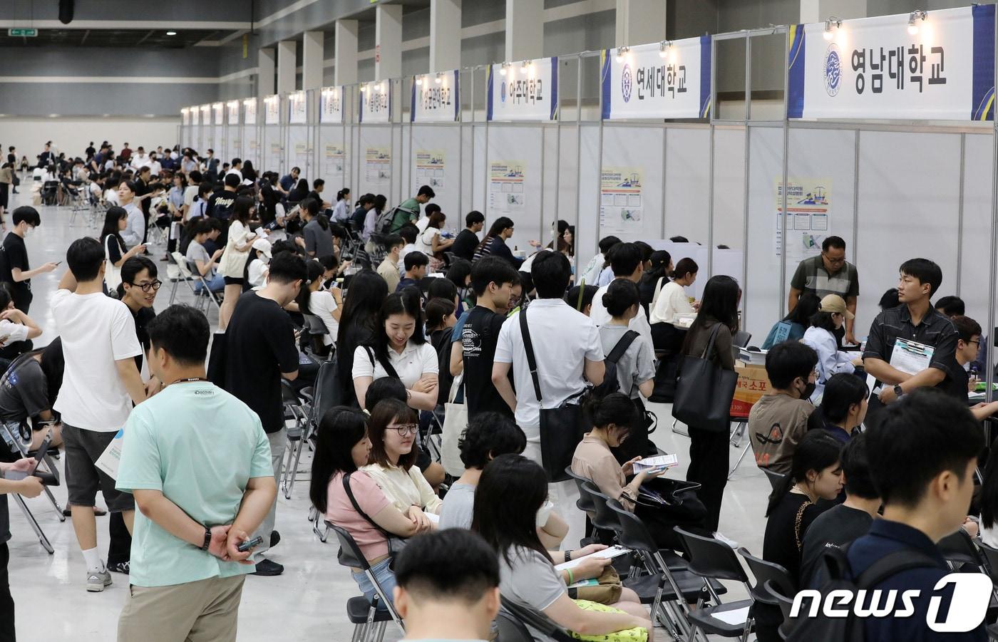 법학전문대학원 공동입시설명회를 찾은 학생들이 입학상담을 받고 있다. /뉴스1 ⓒ News1 박세연 기자