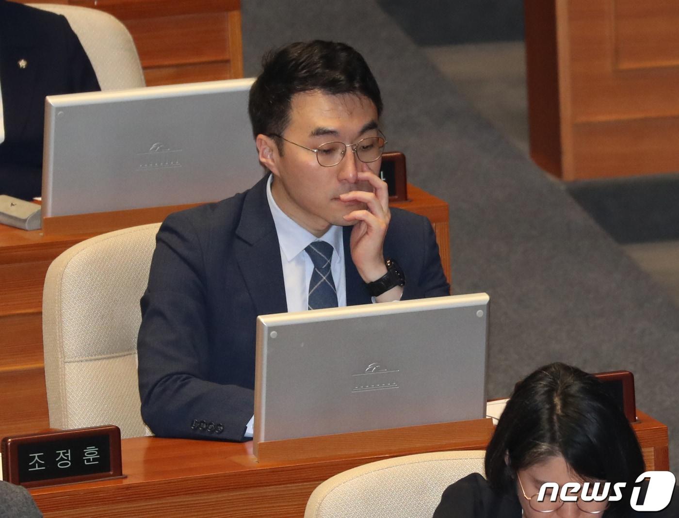 본문 이미지 - 김남국 무소속 의원이 24일 오후 서울 여의도 국회에서 열린 본회의에 참석하고 있다. 2023.8.24/뉴스1 ⓒ News1 송원영 기자
