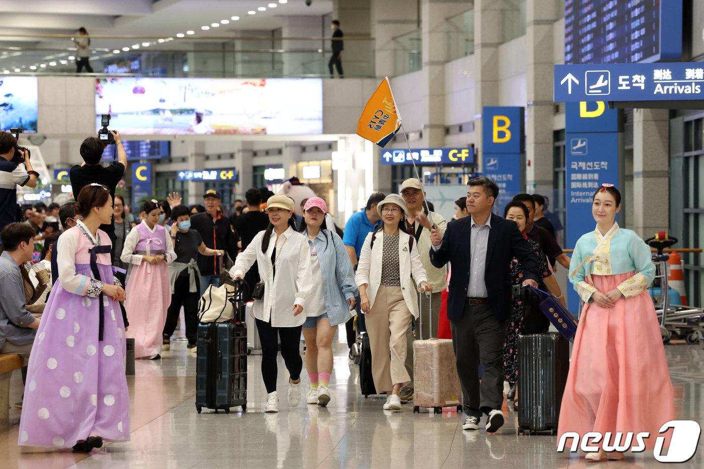 인천국제공항을 통해 입국하는 중국인 단체관광객.  (공동취재) 2023.8.24/뉴스1ⓒ News1 박정호 기자