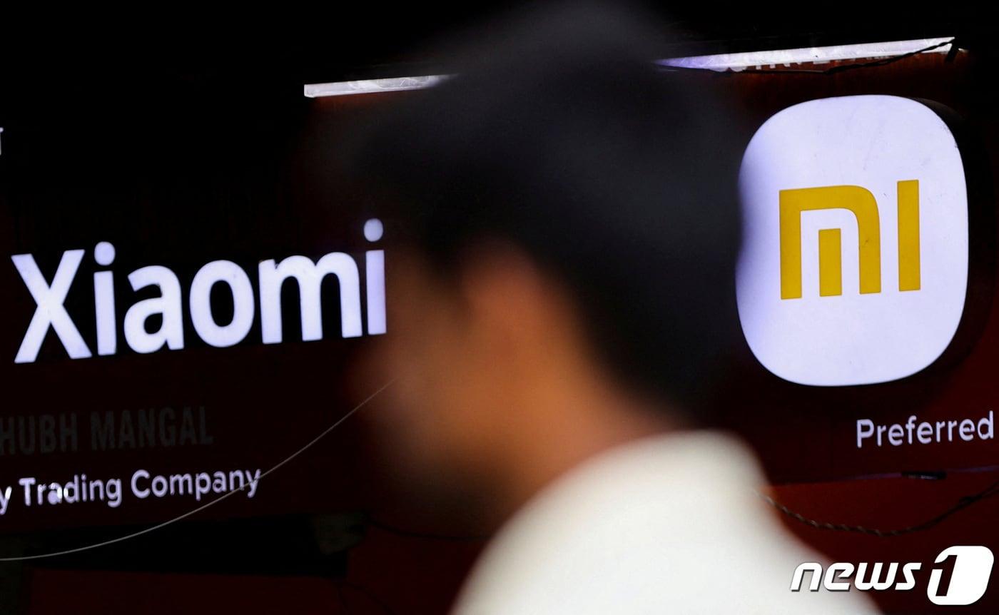 인도 뭄바이에서 샤오미 매장 앞을 지나고 있는 남성. 2022.05.11. ⓒ 로이터=뉴스1 ⓒ News1 정윤영 기자