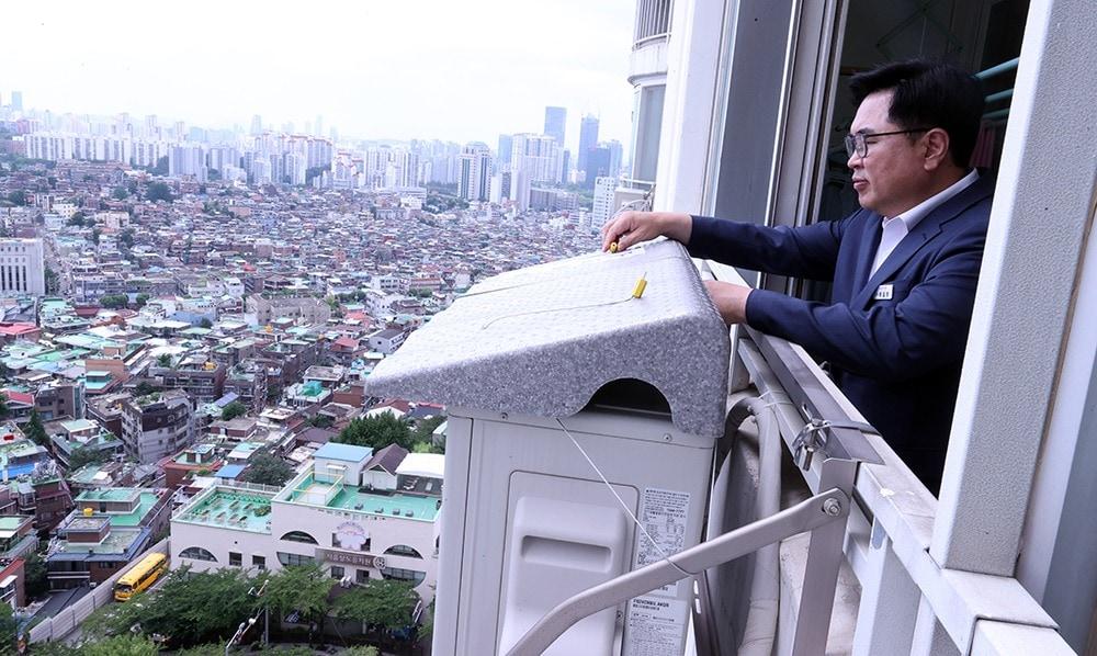 본문 이미지 - 박일하 동작구청장이 에어컨 실외기 차양막을 둘러보는 모습. (동작구 제공)