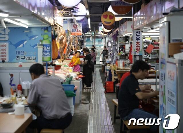 본문 이미지 - 일본 후쿠시마 오염수 방류가 시작된 24일 울산 남구 삼산농수산물시장에서 손님들이 음식을 먹고 있다.2023.8.24/뉴스1 ⓒ News1 김지혜 기자