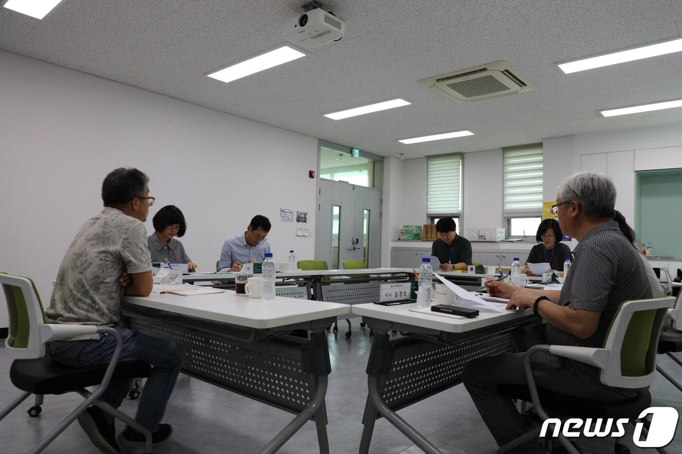 수원시자원봉사센터 20주년 기념 백서편찬추진위원회는 지난 18일 제1차 회의를 열고 ‘읽히는 백서’를 만드는 것으로 의견을 모았다.(수원시자원봉사센터 제공)