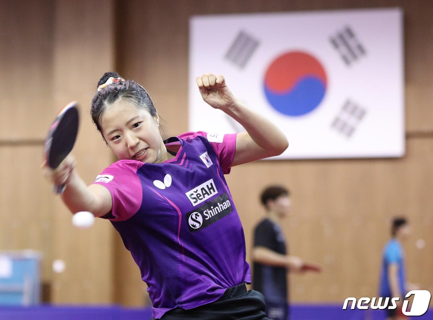 본문 이미지 - 탁구 국가대표 신유빈이 24일 충북 진천군 국가대표 선수촌에서 열린 2022 항저우 아시안게임 D-30 미디어데이에서 훈련을 하고 있다. 2023.8.24/뉴스1 ⓒ News1 신웅수 기자