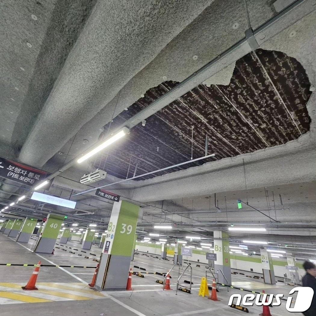 본문 이미지 - 23일 오후 8시30분께 인천시 연수구 송도동 홈플러스 송도점 지하2층 주차장에서 천장 단열재가 무너졌다. 사진은 송도점 현장.2023.8.24/뉴스1 ⓒ News1 박아론 기자