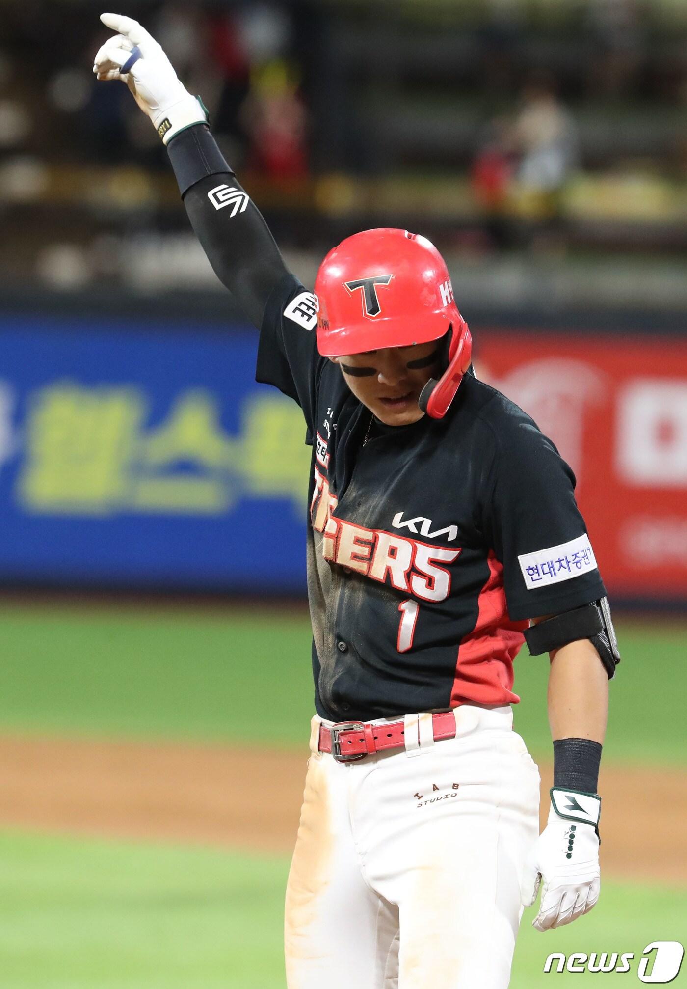 본문 이미지 - 24일 오후 경기 수원시 장안구 KT위즈파크에서 열린 ‘2023 신한은행 SOL KBO리그’ KIA 타이거즈와 KT 위즈의 경기, 9회초 2사 만루 KIA 박찬호가 역전 적시타를 치고 세리머니를 하고 있다. 2023.8.24/뉴스1 ⓒ News1 김영운 기자