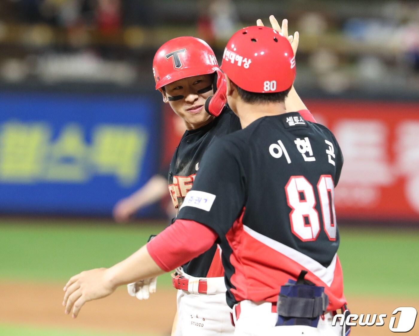 본문 이미지 - KIA 타이거즈 이현곤 코치와 하이파이브 하는 박찬호(왼쪽). 2023.8.24/뉴스1 ⓒ News1 김영운 기자