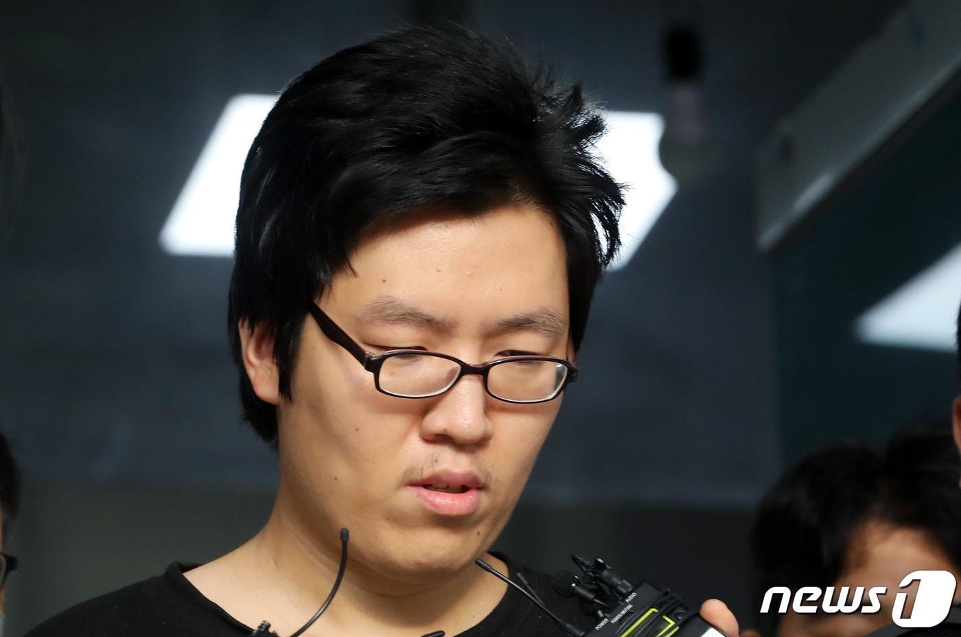 본문 이미지 - 신림동 성폭행 살인 피의자 최윤종이 25일 오전 서울 관악경찰서에서 검찰로 송치되고 있다. 2023.8.25/뉴스1 ⓒ News1 이동해 기자