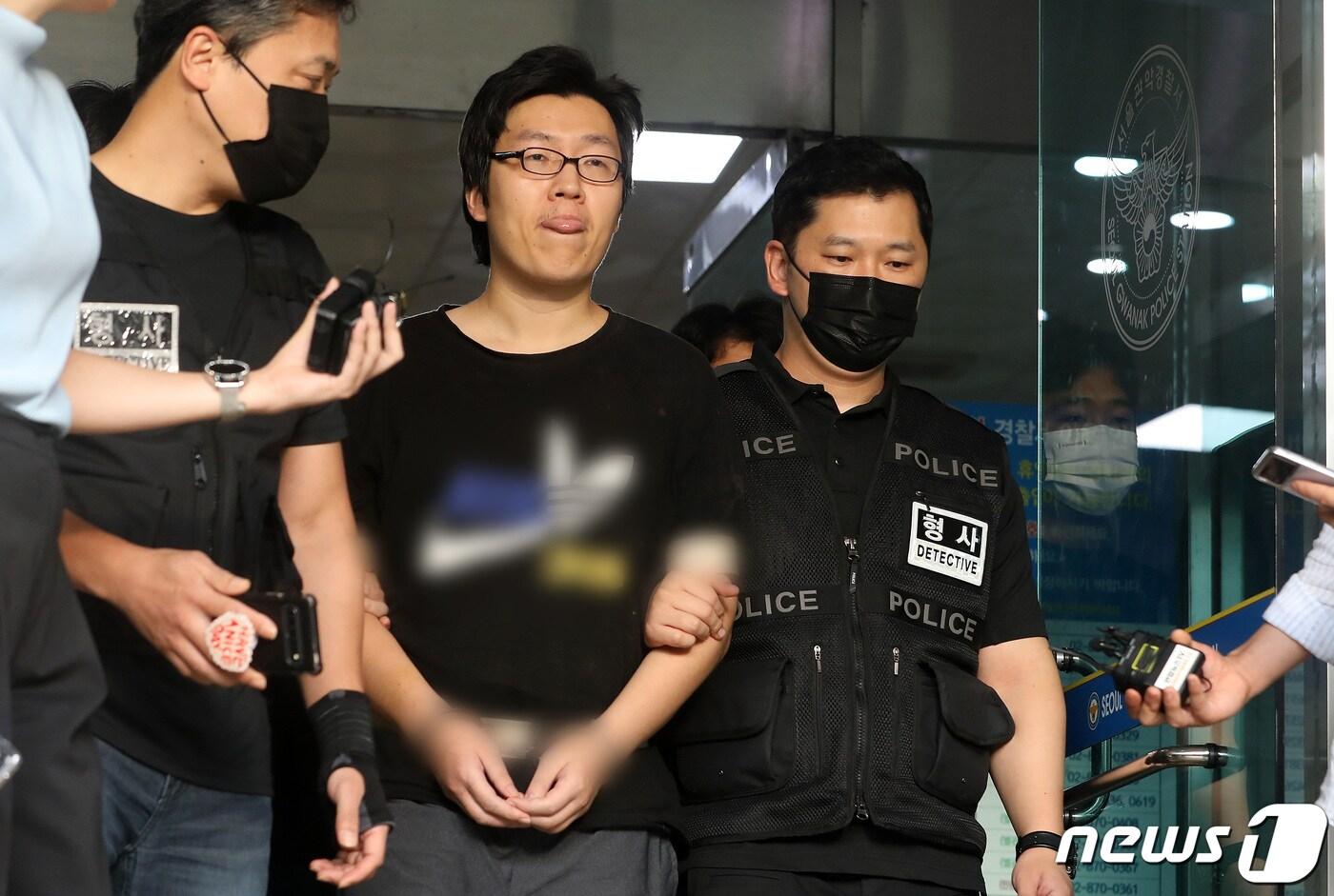 본문 이미지 - 신림동 성폭행 살인 피의자 최윤종이 25일 오전 서울 관악경찰서에서 검찰로 송치되고 있다. 2023.8.25/뉴스1 ⓒ News1 이동해 기자