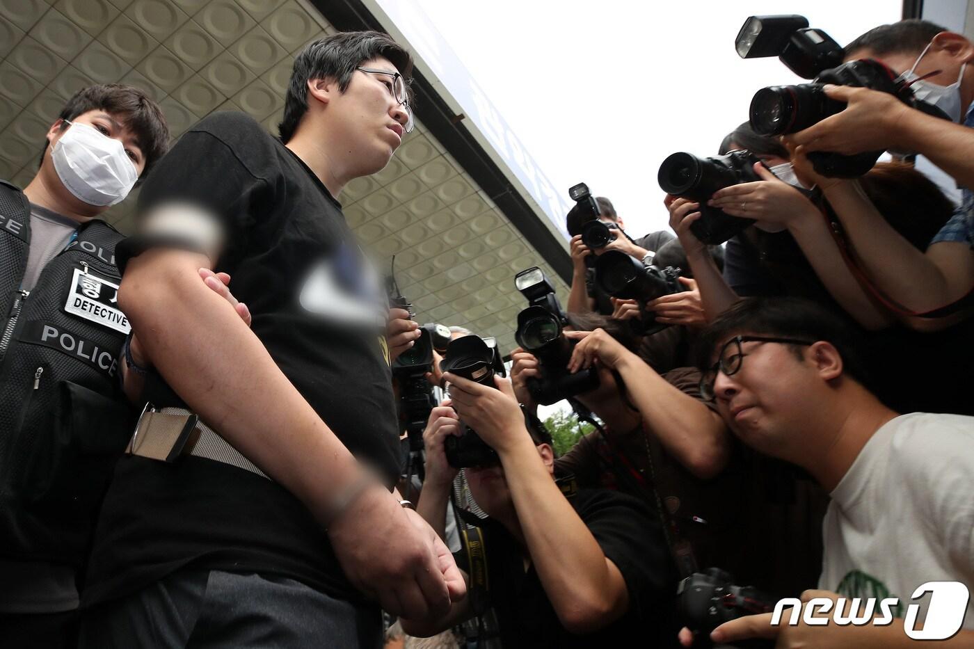 본문 이미지 - 신림동 성폭행 살인 피의자 최윤종이 25일 오전 서울 관악경찰서에서 검찰로 송치되고 있다. 2023.8.25/뉴스1 ⓒ News1 이동해 기자