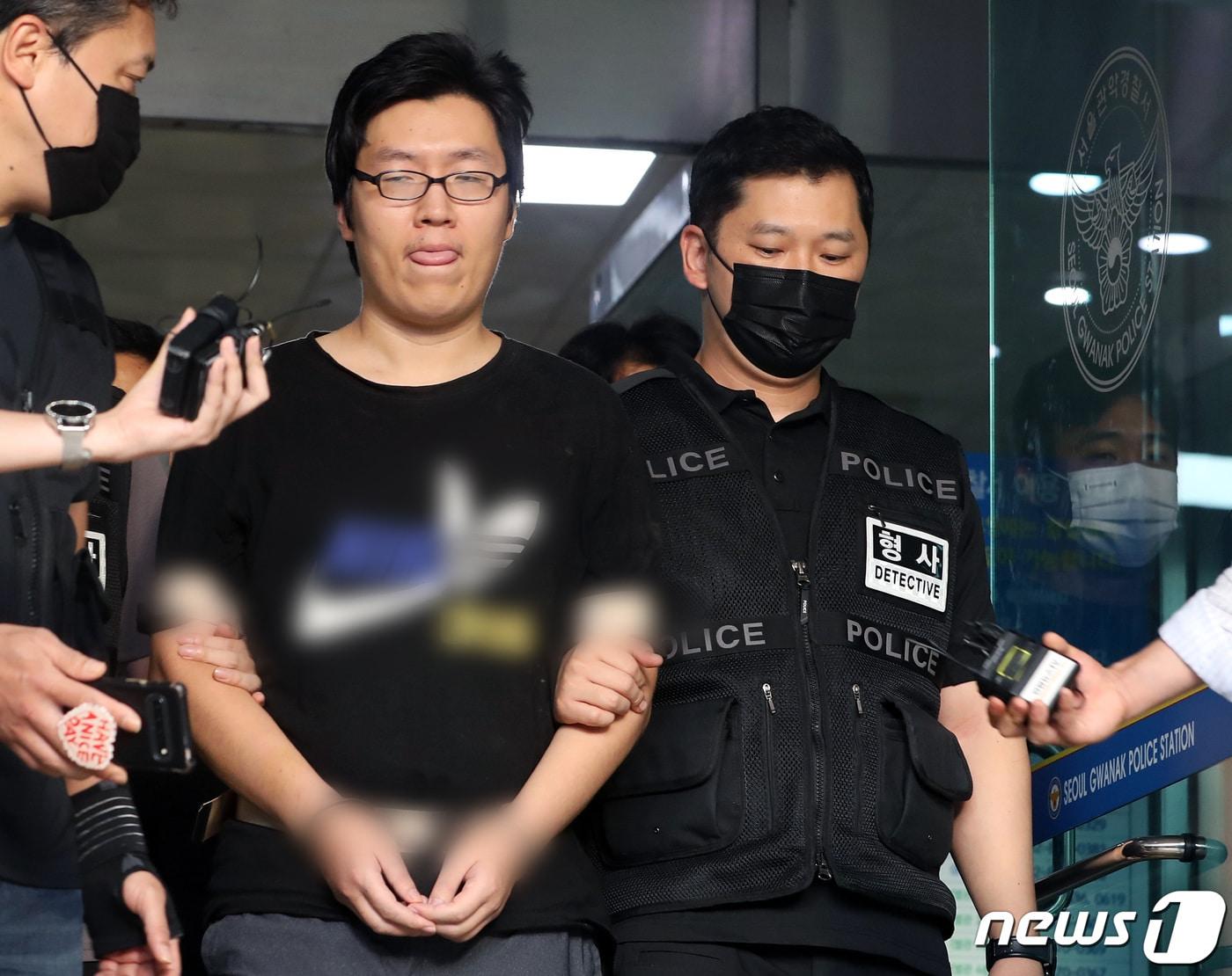 본문 이미지 - 신림동 성폭행 살인 피의자 최윤종이 25일 오전 서울 관악경찰서에서 검찰로 송치되고 있다. 2023.8.25/뉴스1 ⓒ News1 이동해 기자