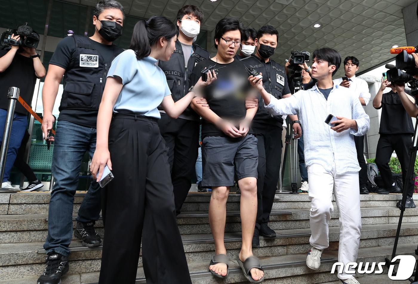 본문 이미지 - 신림동 성폭행 살인 피의자 최윤종이 25일 오전 서울 관악경찰서에서 검찰로 송치되고 있다. 2023.8.25/뉴스1 ⓒ News1 이동해 기자