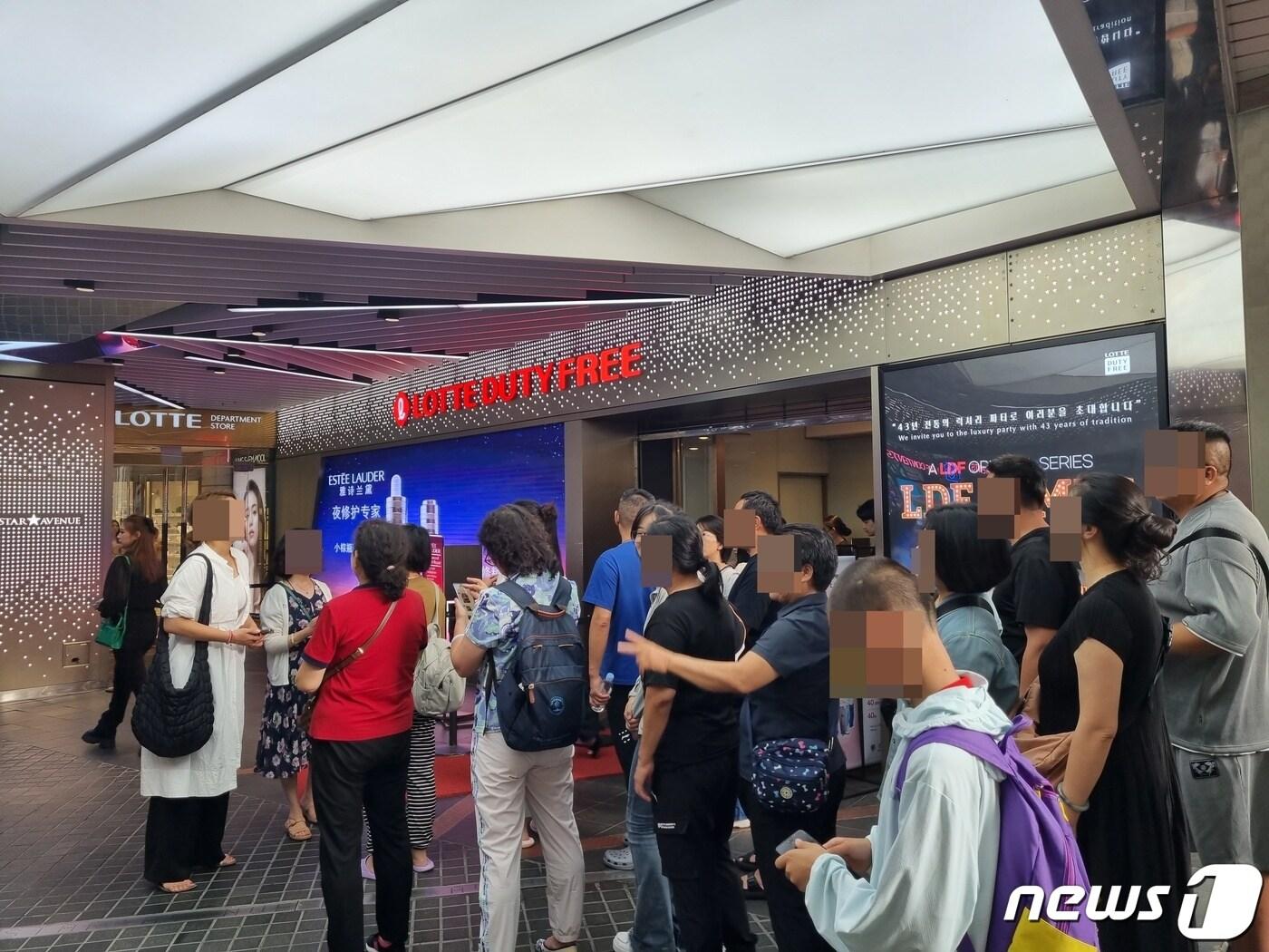 본문 이미지 - 24일 오후 6시쯤 270여명 규모 중국 단체관광객이 롯데면세점 명동본점을 방문했다.(롯데면세점 제공)
