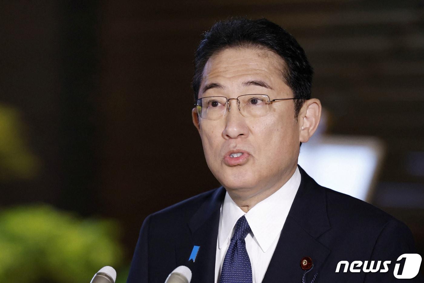 본문 이미지 - 기시다 후미오 일본 총리가 24일 (현지시간) 도쿄 총리 관저에서 북한의 미사일 발사와 관련해 취재진을 만나고 있다. 2023.08.25 ⓒ 로이터=뉴스1 ⓒ News1 우동명 기자