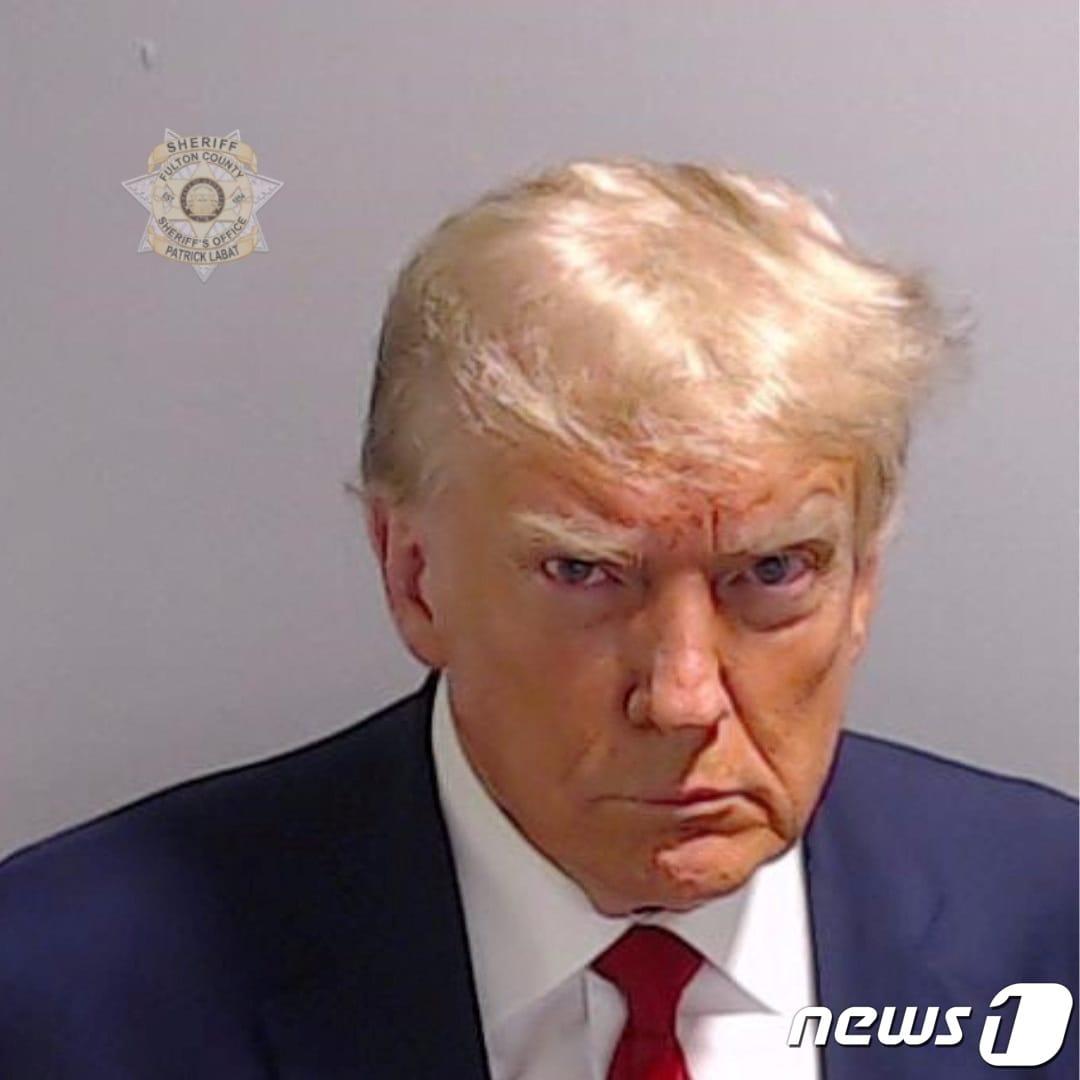 본문 이미지 - 지난 2023년 8월 24일&#40;현지시간&#41; 조지아주&#40;州&#41; 풀턴 카운티 구치소에서 찍힌 도널드 트럼프 대통령의 머그샷. 2023.08.24/ ⓒ 로이터=뉴스1 ⓒ News1 박재하 기자