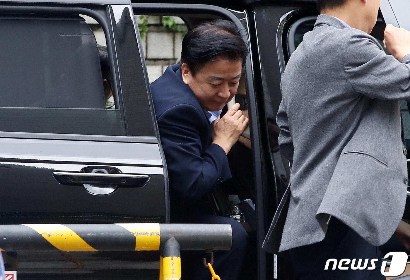 본문 이미지 - 수천만원대 뇌물과 불법 정치자금을 받은 혐의를 받는 노웅래 더불어민주당 의원이 25일 오전 서울 서초구 서울중앙지방법원에서 열린 1심 속행 공판준비기일에 출석하고 있다. 2023.8.25/뉴스1 ⓒ News1 이동해 기자