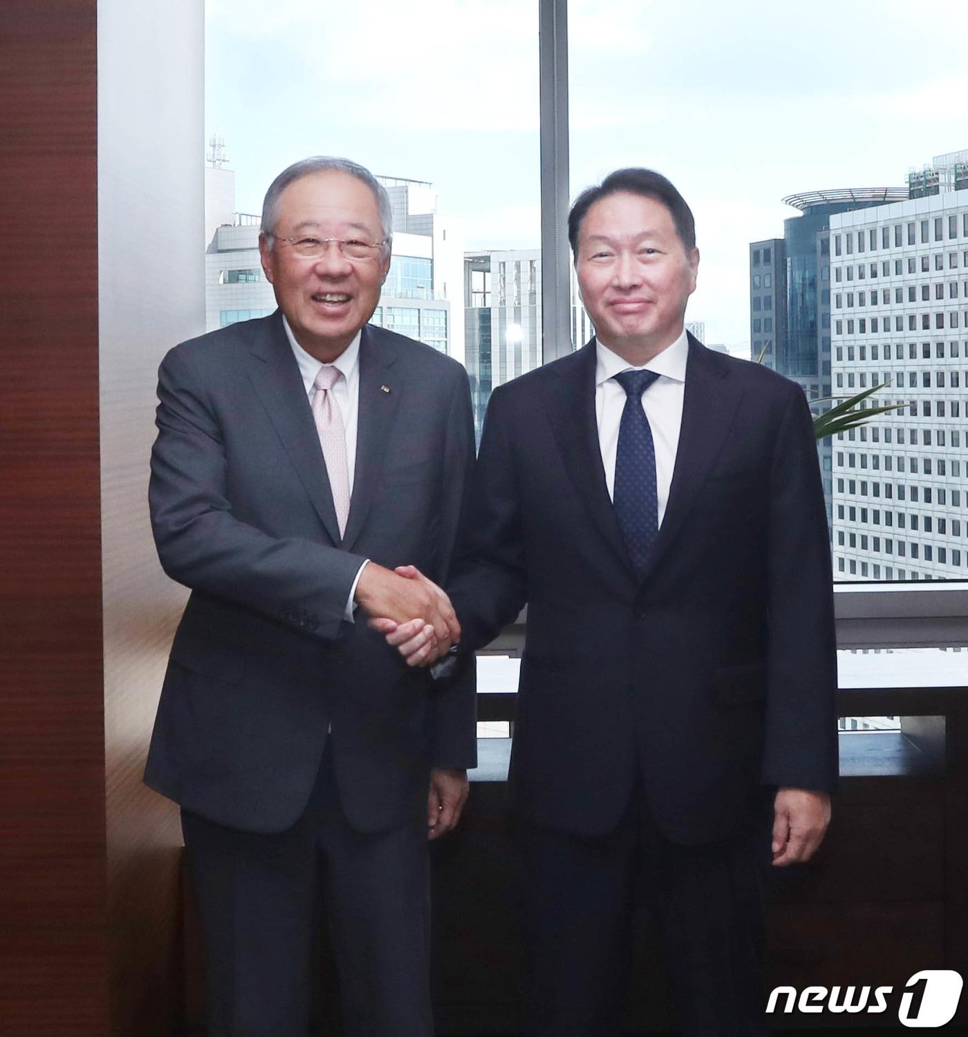 본문 이미지 - 최태원 대한상공회의소 회장이 25일 서울 중구 대한상의 회관에서 류진 한국경제인협회 회장과 악수하고 있다. (대한상의 제공) 2023.8.25 ⓒ 뉴스1