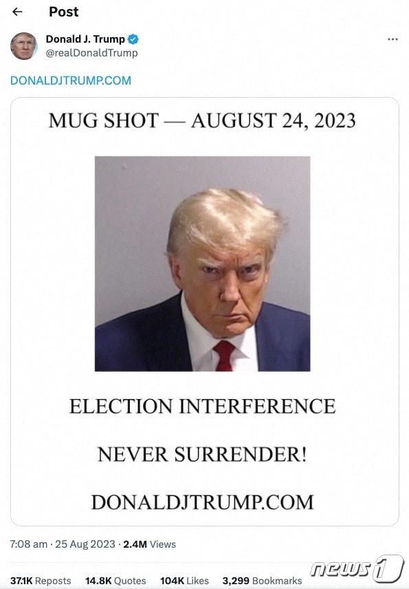 본문 이미지 - 도널드 트럼프 전대통령이 24일(현지시간) 자신의 머그샷을 'X'(옛 트위터)에 올렸다. ⓒ 로이터=뉴스1 ⓒ News1 박형기 기자