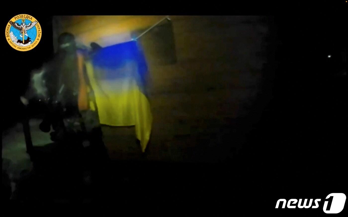 본문 이미지 - 24일 (현지시간) 러시아가 점령 중인 크름반도의 올레니우카, 마야크에서 우크라이나 병사들이 모터 보트를 타고 특수 작전을 수행하며 국기를 걸고 있다. 2023.08.25 ⓒ 로이터=뉴스1 ⓒ News1 우동명 기자