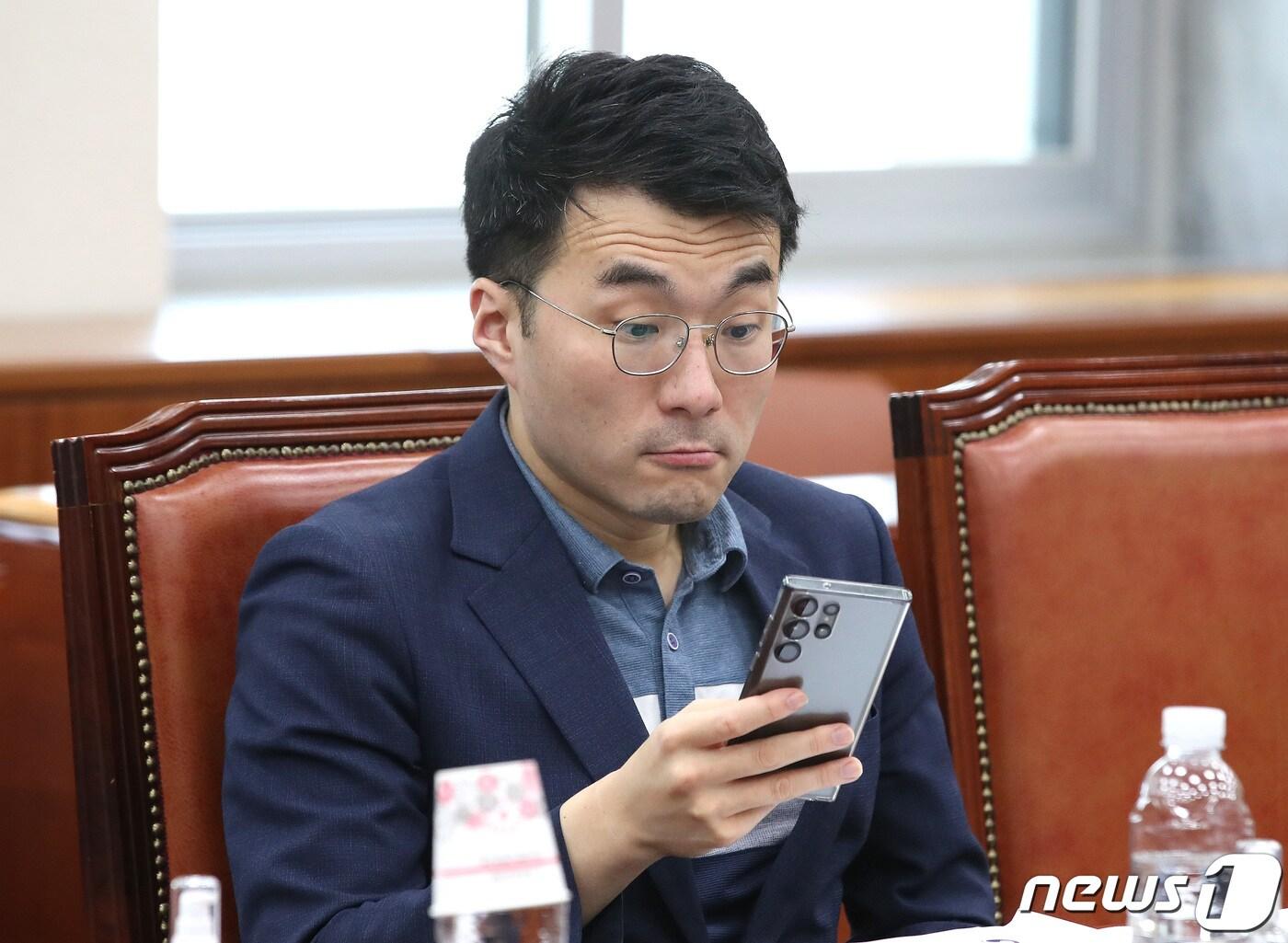본문 이미지 - 김남국 무소속 의원이 25일 오전 서울 여의도 국회에서 열린 교육위원회 전체회의에서 핸드폰을 확인하고 있다. 2023.8.25/뉴스1 ⓒ News1 임세영 기자