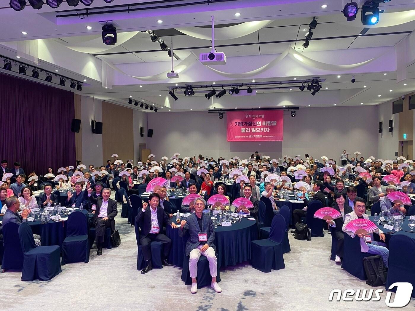 본문 이미지 - 제21회 벤처썸머포럼 참가자 단체사진(벤처기업협회 제공)