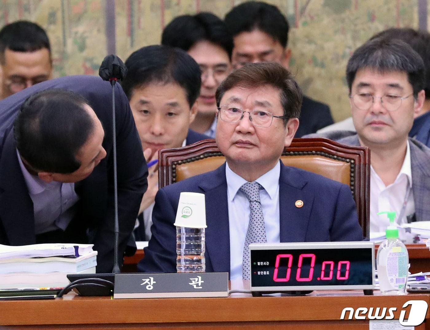 본문 이미지 - 박보균 문화체육관광부 장관이 25일 오전 서울 여의도 국회에서 열린 문화체육관광위원회 전체회의에서 직원과 대화 하고 있다. 2023.8.25/뉴스1 ⓒ News1 송원영 기자