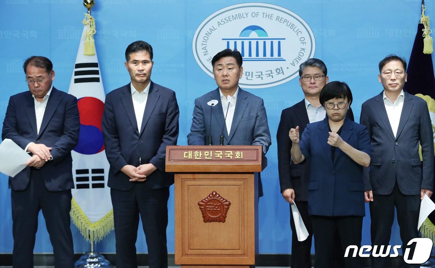 본문 이미지 - 김관영 전북지사 등이 25일 서울 여의도 국회 소통관에서 세계 잼버리 대회 관련 입장문 발표를 하고 있다. 2023.8.25/뉴스1 ⓒ News1 송원영 기자