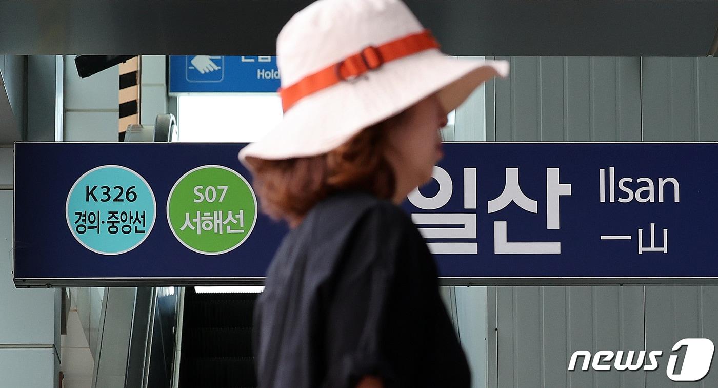 본문 이미지 - 서해선 대곡~일산 연장 구간인 경기도 고양시 일산역에서 시민들이 전철을 이용하기 위해 이동하고 있다.2023.8.25 ⓒ 뉴스1 김진환 기자