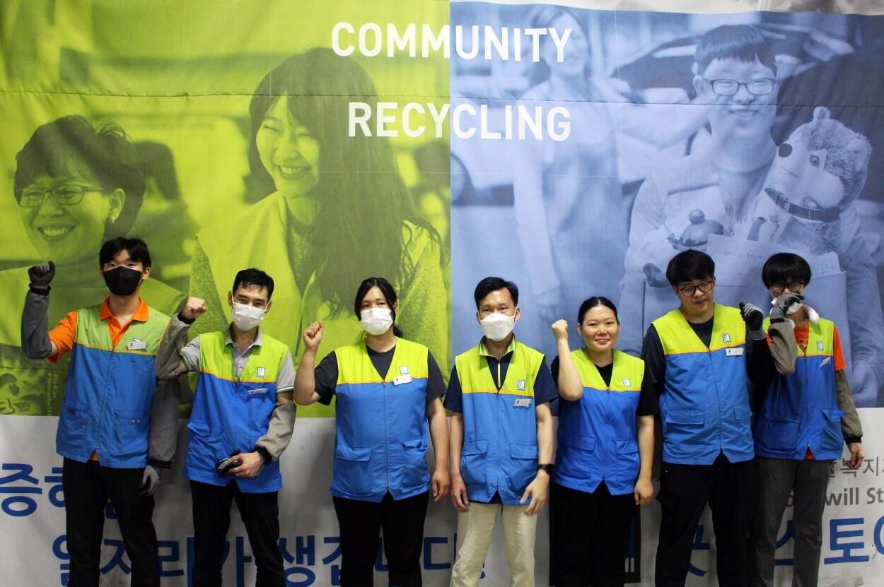 본문 이미지 - 굿윌스토어의 기부 물품 상품화 작업을 수행하는 만나투게더 장애인 근로자들. 사진제공=만나코퍼레이션