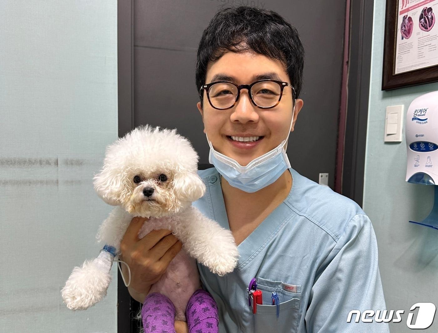 본문 이미지 - 슬개골 탈구 치료 받은 강아지와 윤병국 청담우리동물병원 원장(동물병원 제공) ⓒ 뉴스1