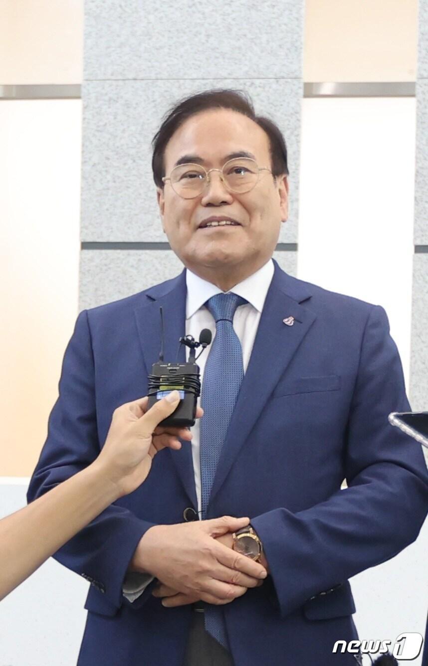 본문 이미지 - 허위사실 공표 혐의로 기소된 서거석 전북교육감이 취재진의 질의에 답변 하고 있다. 2023.8.25/뉴스1 ⓒ News1 유경석 기자