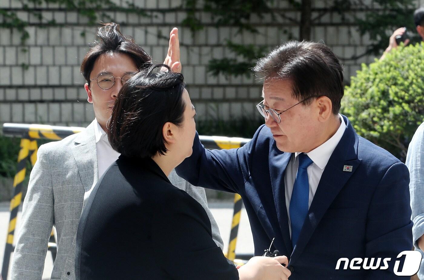 이재명 더불어민주당 대표가 25일 오후 서울 서초구 서울중앙지방법원에서 열린 공직선거법 위반 공판에 출석하며 손인사를 하고 있다. 2023.8.25/뉴스1 ⓒ News1 이동해 기자