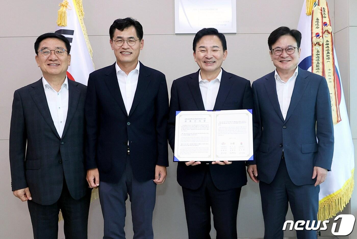 본문 이미지 - 원희룡 국토부 장관(왼쪽 세번째)이 김포시·양천구·구로구 지자체장에게 공동건의문을 받은 후 기념사진을 촬영하고 있다.(김포시 제공) /뉴스1