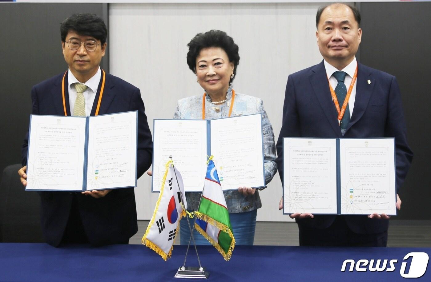 자생의료재단 신민식 사회공헌위원장(왼쪽부터), 우즈베키스탄 유아일반교육부 신 아그리피나 차관, 부천대학교 한정석 총장이 업무협약 후 기념사진을 찍고 있다. (자생한방병원 제공)