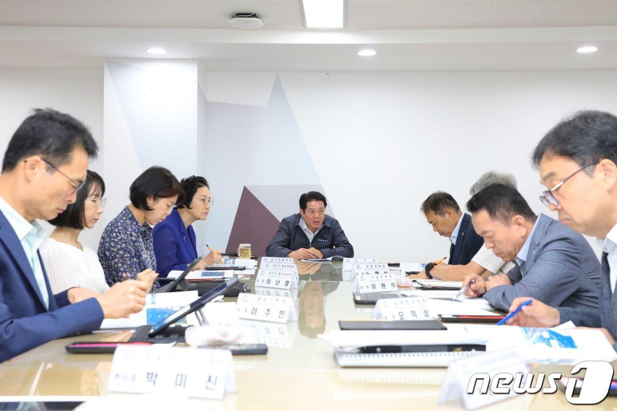 본문 이미지 - 최대호 안양시장이 일본 후쿠시마 오염수 방류와 관련해 긴급대책회의를 주재하고 있다.(안양시 제공)