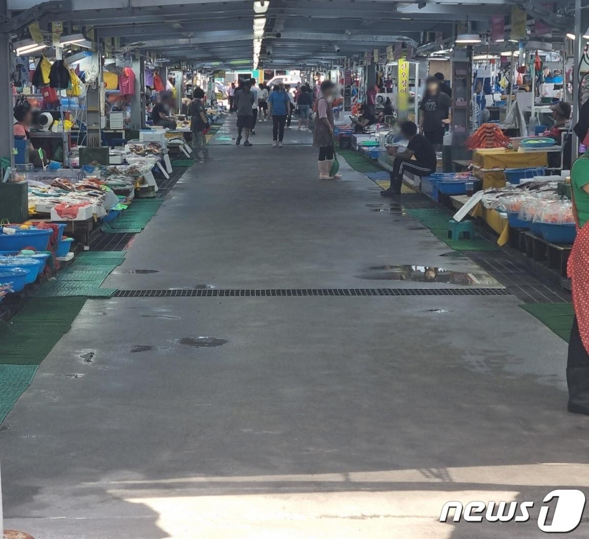 본문 이미지 - 일본의 후쿠시마 원전 오염수 방류 이후 첫 주말이자 막바지 피서철인 26일 오후 강원 강릉시 주문진항 수산시장이 한산한 모습을 보이고 있다. 2023.8.26/뉴스1 윤왕근 기자