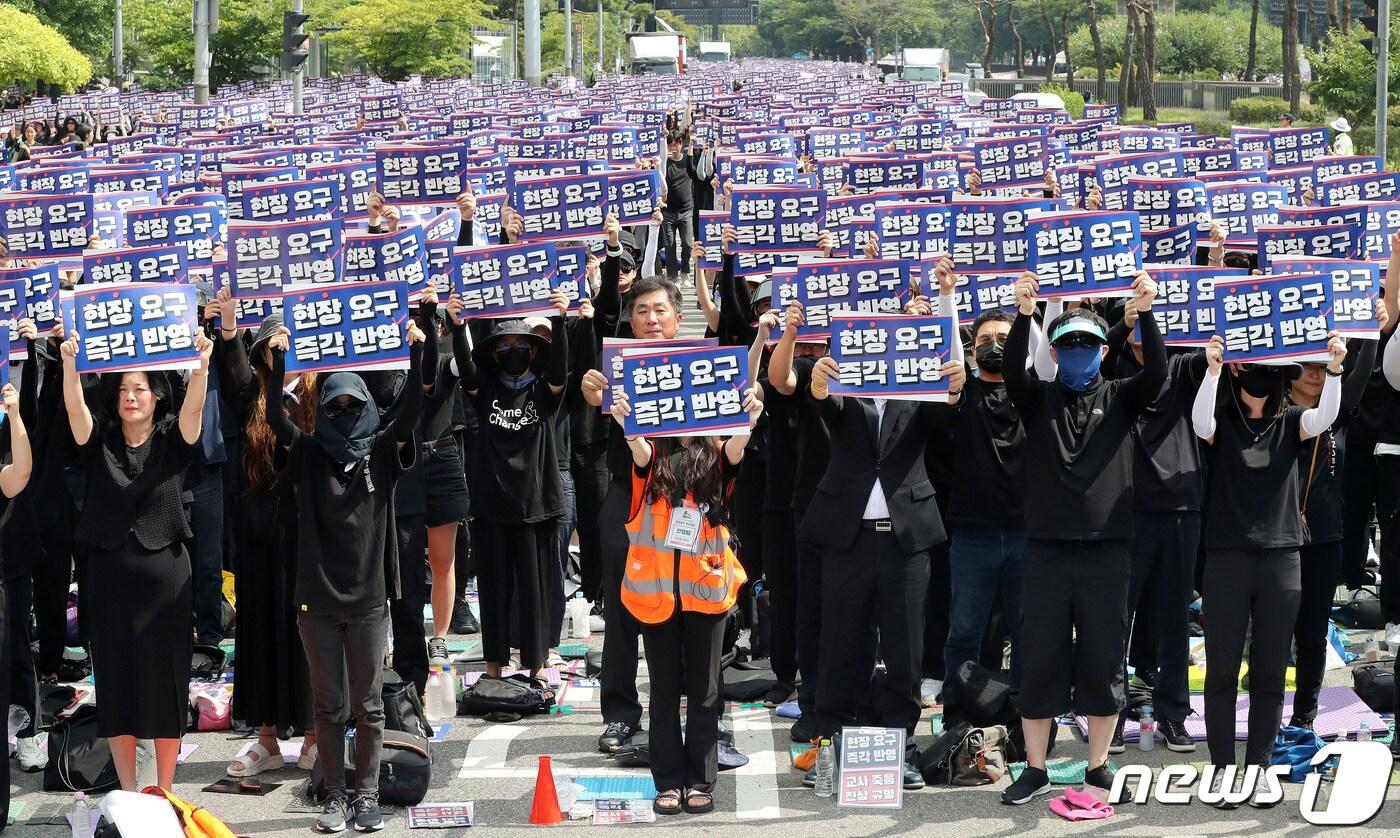 본문 이미지 - 전국교사모임 교사들이 서울 여의도 국회 앞에서 열린 국회 입법촉구 및 추모 6차 교사집회에서 구호를 외치고 있다. /뉴스1 ⓒ News1 박세연 기자