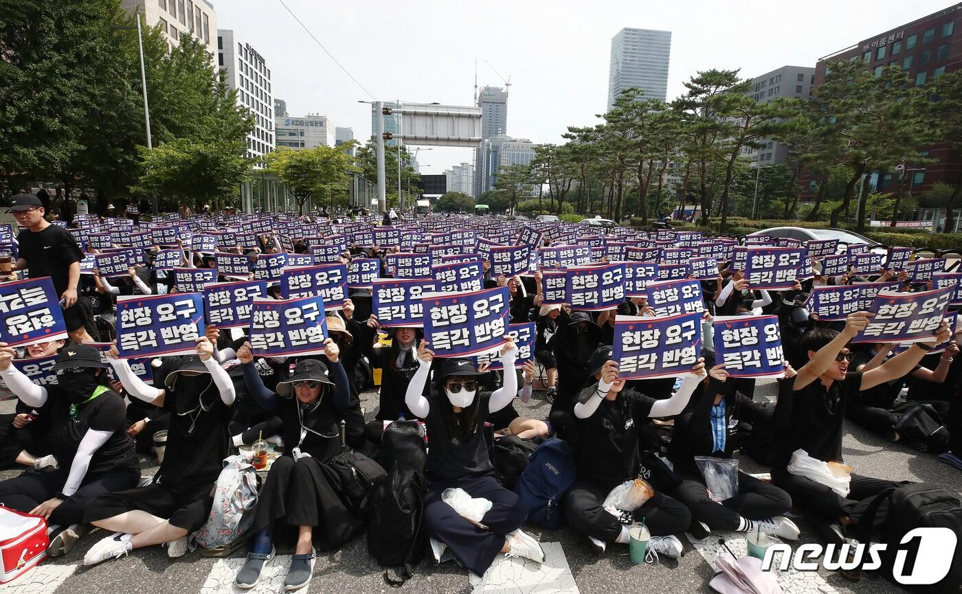 본문 이미지 - 전국교사모임 교사들이 지난달 26일 서울 여의도 국회 앞에서 열린 국회 입법촉구 및 추모 6차 교사집회에서 구호를 외치고 있다. /뉴스1 ⓒ News1 박세연 기자