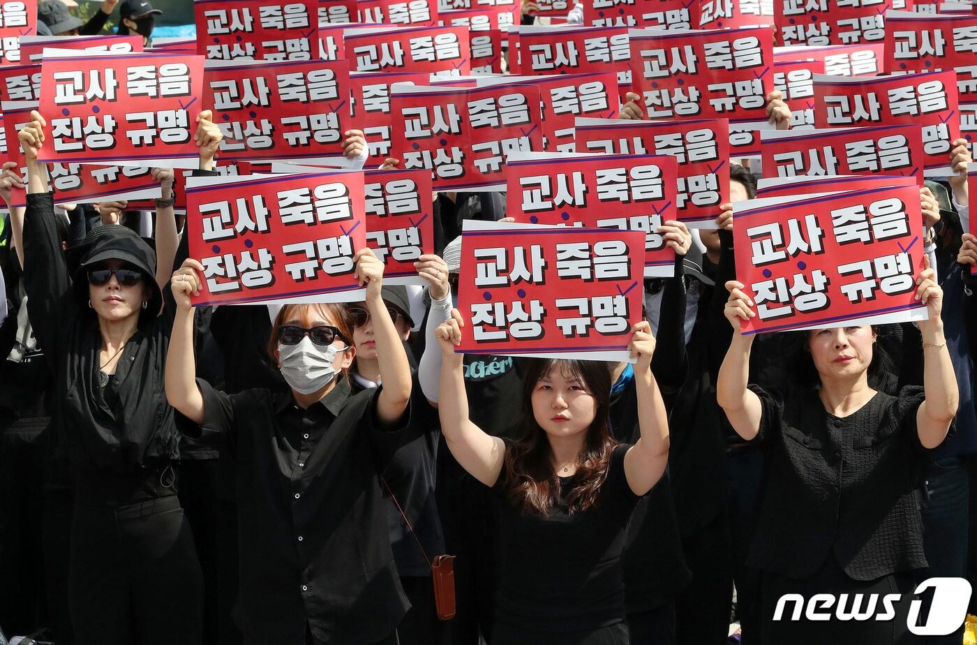 본문 이미지 - 전국교사모임 교사들이 서울 여의도 국회 앞에서 열린 국회 입법촉구 및 추모 6차 교사집회에서 구호를 외치고 있다. /뉴스1 ⓒ News1 박세연 기자