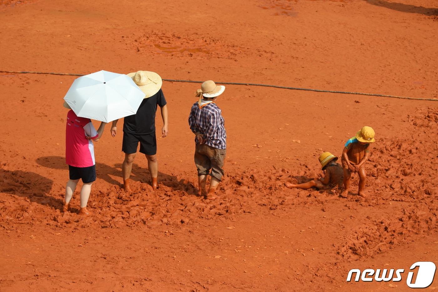 본문 이미지 - 서귀포시 제주혁신도시내 저류지(숨골공원)에 조성된 '황토 어싱광장'. 2023.8.26 ⓒ 뉴스1 강승남 기자