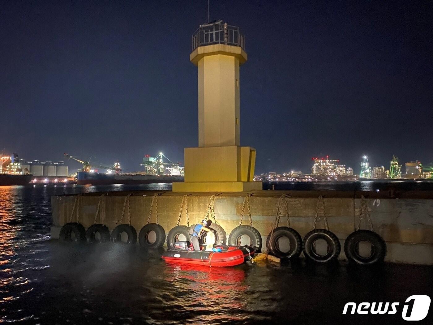 본문 이미지 - 경북 포항해양경찰서는 26일 항만시설에 무단으로 들어가 수산물을 불법으로 포획·채취한 혐의(국제항해선박 및 항만시설의 보안에 관한 법률 및 항만법 위반 등)로 A씨(40대)를 검거했다고 밝혔다. 사진은 A씨가 항만으로 타고 들어간 보트. (포항해경 제공)/뉴스1