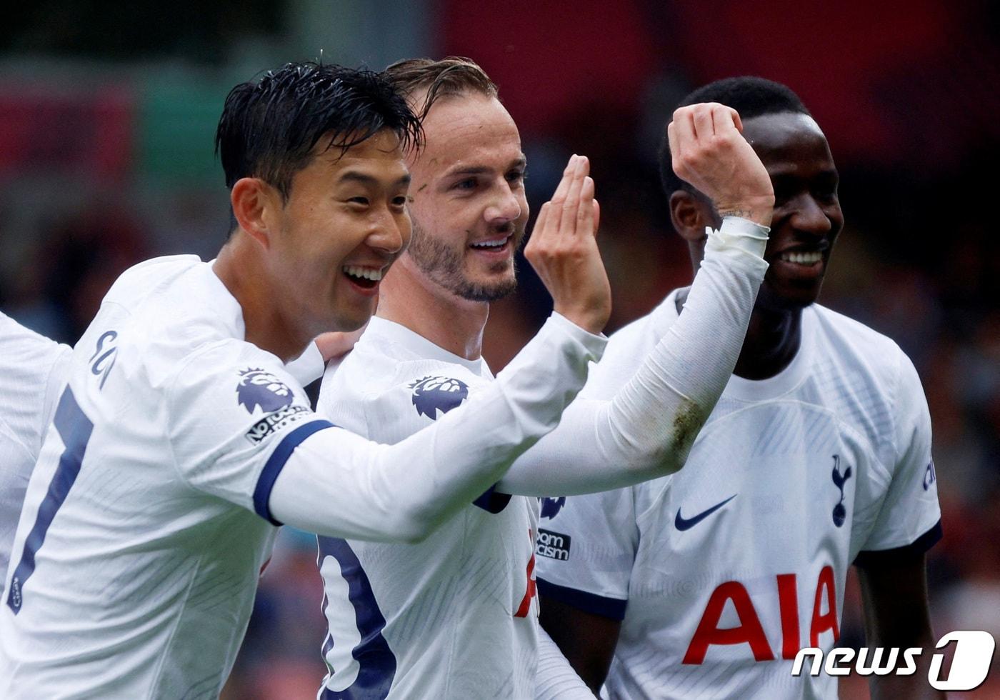 본문 이미지 - 토트넘 홋스퍼의 손흥민(왼쪽)ⓒ 로이터=뉴스1