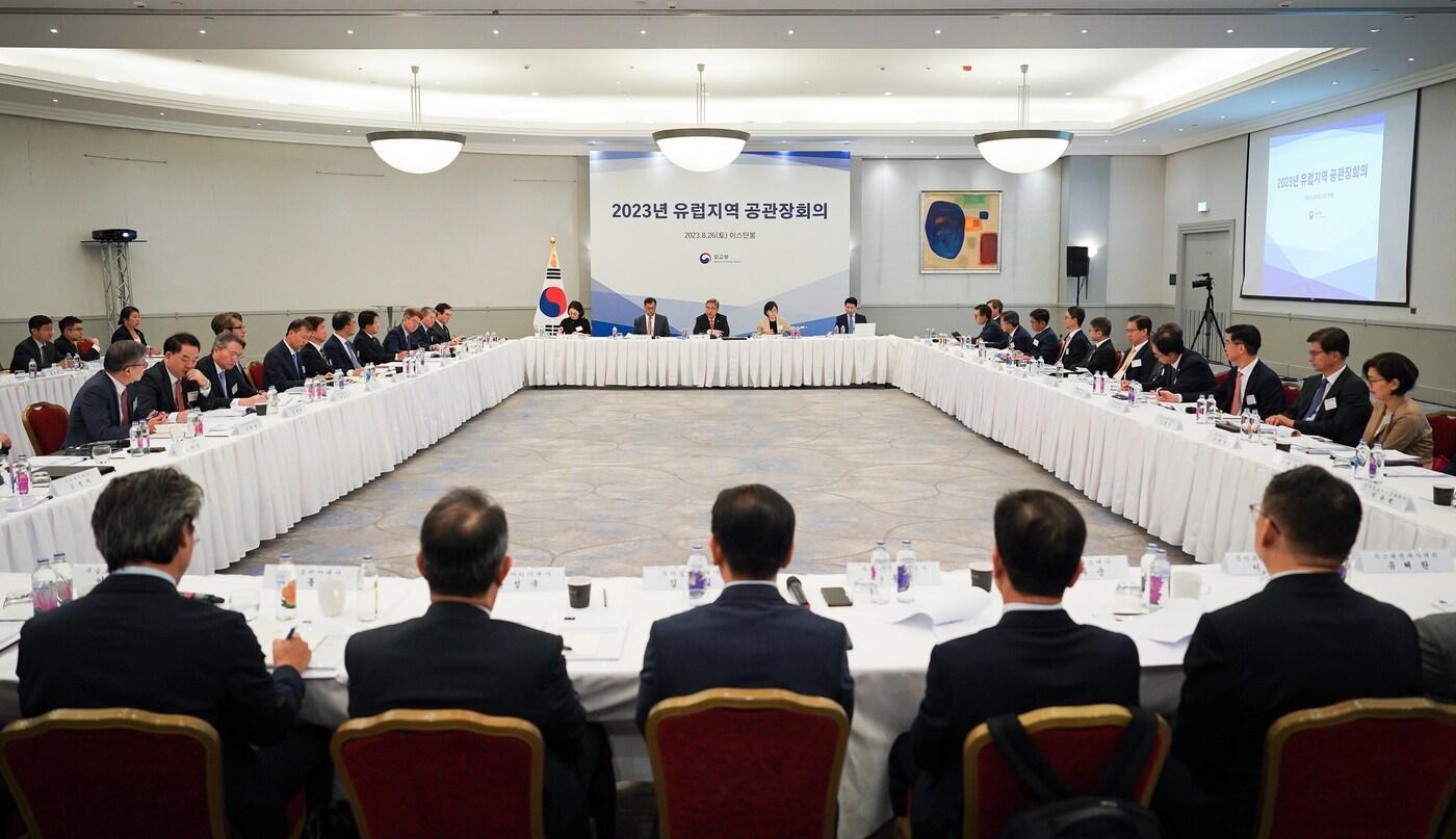 본문 이미지 - 박진 외교부 장관이 26일(현지시간) 튀르키예 이스탄불에서 유럽지역 현지 공관장 회의를 주재했다.(외교부 제공)