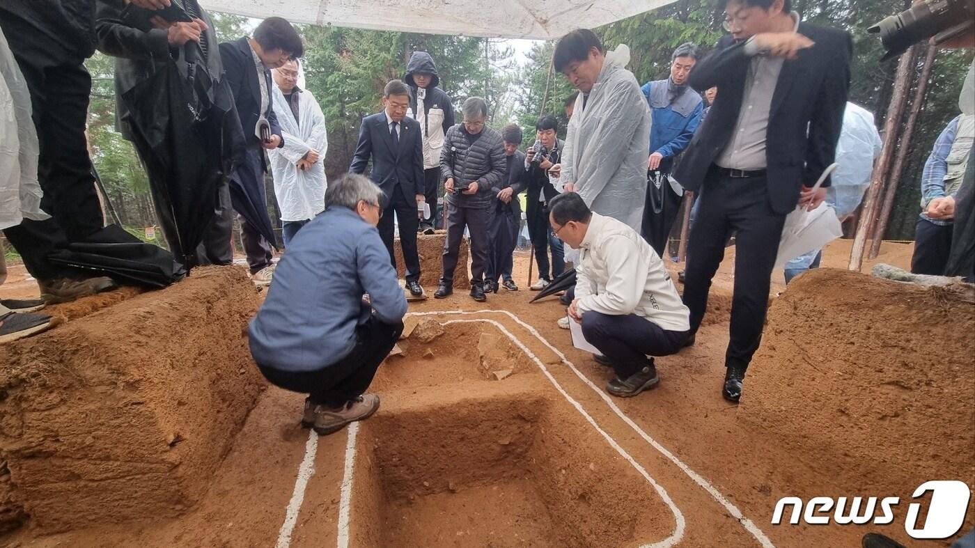 본문 이미지 - 지난 3월에 열린 해남 방산리 독수리봉고분 현장자문위원회(해남군 제공)/뉴스1 