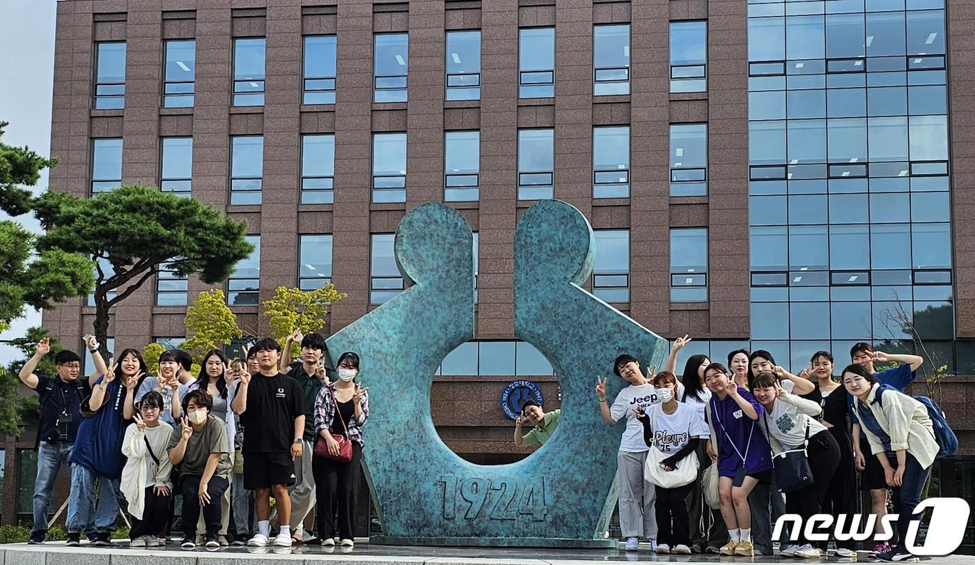청주대학교가 2023년 하계방학을 맞아 일본 자매대학교 학생들과 활발한 교류 활동을 진행했다. 일본 돗토리 환경대학 학생들이 청주대를 방문해 중앙도서관 앞에서 기념촬영을 하고 있다.(청주대 제공)/ 뉴스1