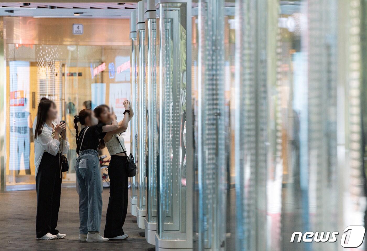 본문 이미지 - 중국 단체관광객들이 다시 한국을 방문할 수 있게 되면서 국내 면세점도 활기를 띠고 있다. 중국 황금연휴인 중추절(9월29일)·국경절(10월1일)이 다가오면서 국내 면세업계가 본격적인 회복세에 접어들 것으로 전망된다. 사진은 27일 오전 서울 중구 롯데면세점 명동본점으로 관광객들이 즐거운 시간을 보내고 있다. 2023.8.27/뉴스1 ⓒ News1 이재명 기자