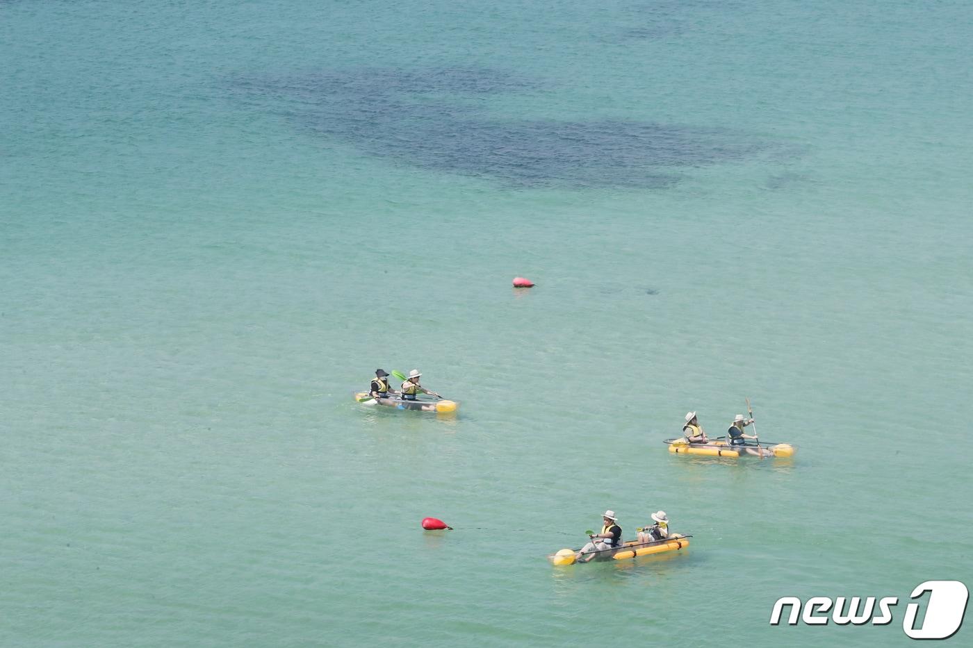 본문 이미지 - 27일 오전 제주시 애월읍 한담해변에서 관광객들이 카약을 타고 막바지 여름 정취를 즐기고 있다. 2023.8.27/뉴스1 ⓒ News1 