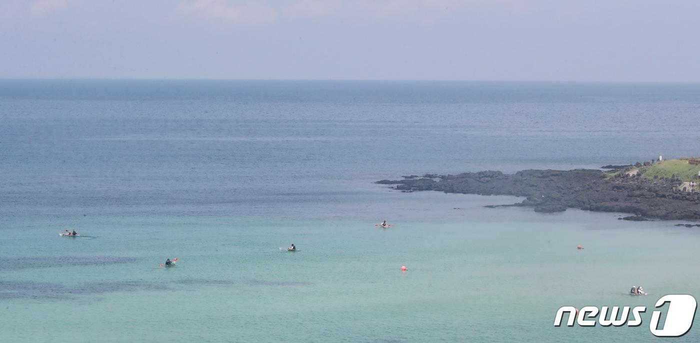 27일 오전 제주시 애월읍 한담해변에서 관광객들이 카약을 타고 막바지 여름 정취를 즐기고 있다. 2023.8.27/뉴스1 ⓒ News1 오현지 기자