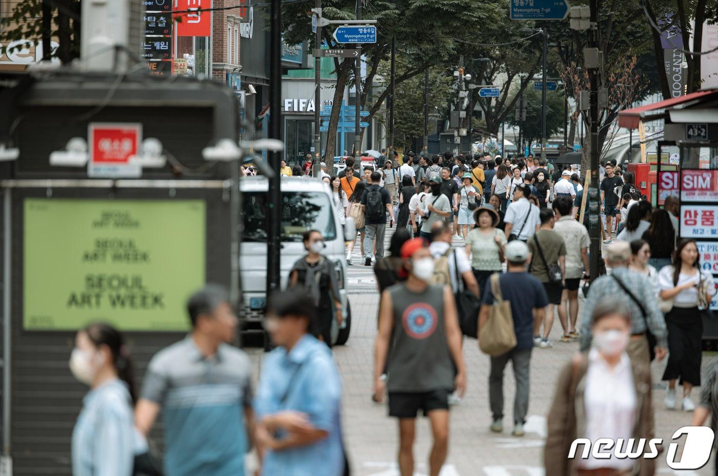 27일 서울 중구 명동거리가 외국인 관광객들과 시민들로 붐비고 있다. 중국 정부가 한국행 단체여행을 허용하면서 여행·관광·면세 업계에 훈풍이 불고 있다. 2023.8.27/뉴스1 ⓒ News1 이재명 기자